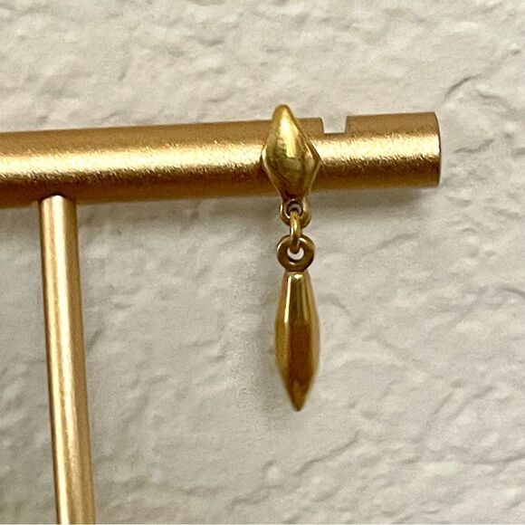 Small dainty gold tone drop post earrings - Picture 4 of 7